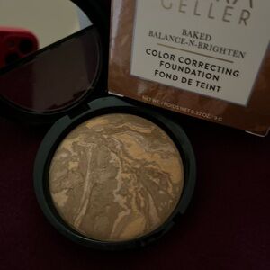 Women’s Laura Geller baked balance & brightener color correcting.